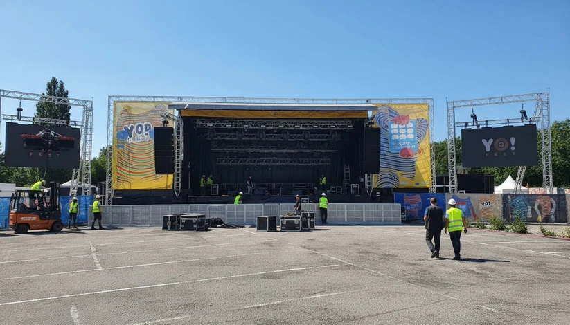 Scène d'entreprise en intérieur avec professionnels souriants en costume