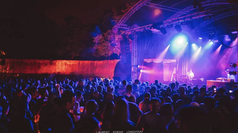 Concert en plein air avec grande scène couverte d'une structure métallique en treillis
