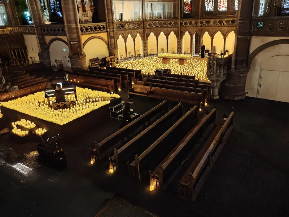 Scène extérieure de montage d'une scène de concert avec techniciens installant équipements audio et instruments