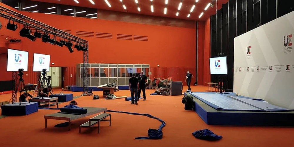 Concert en plein air nocturne avec scène éclairée par projecteurs LED et structure truss métallique