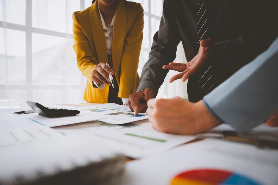 Scène d'intérieur avec équipement audio vintage disposé sur surface en bois