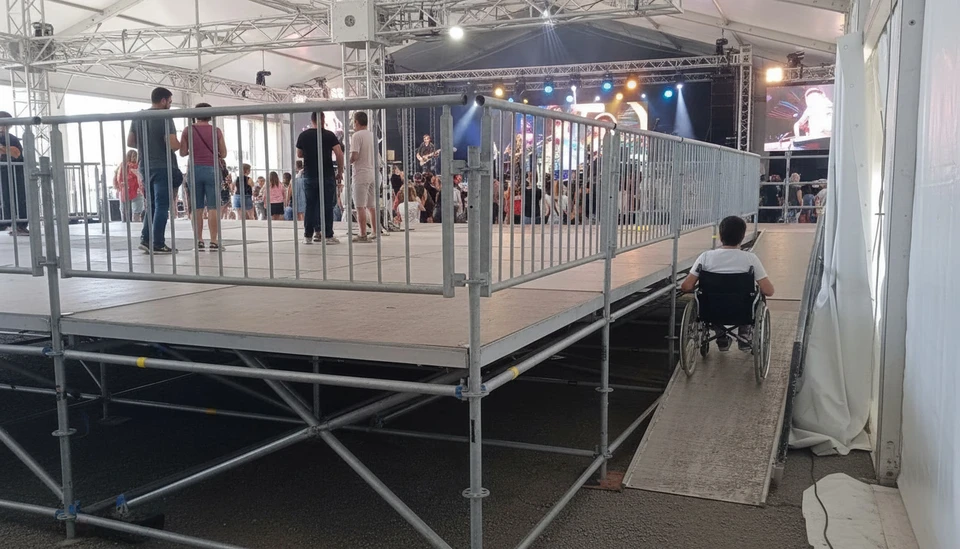 Salon professionnel en intérieur avec allées centrales, visiteurs circulant entre stands d'exposition