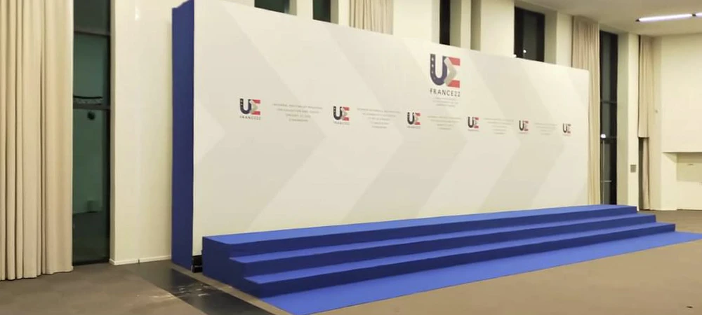 Scène extérieure d'un festival avec une grande scène de concert équipée de structures métalliques et sonorisation professionnelle