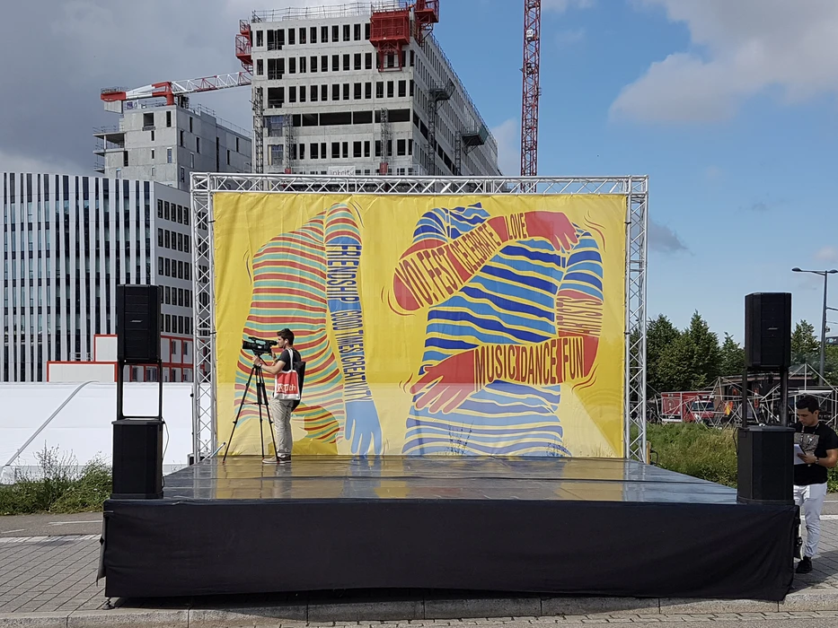 Scène extérieure urbaine avec une grande scène de spectacle lors d'un événement Pride 2022