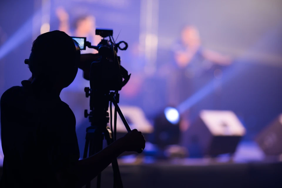 Scène d'intérieur avec équipement photographique professionnel posé sur surface en bois