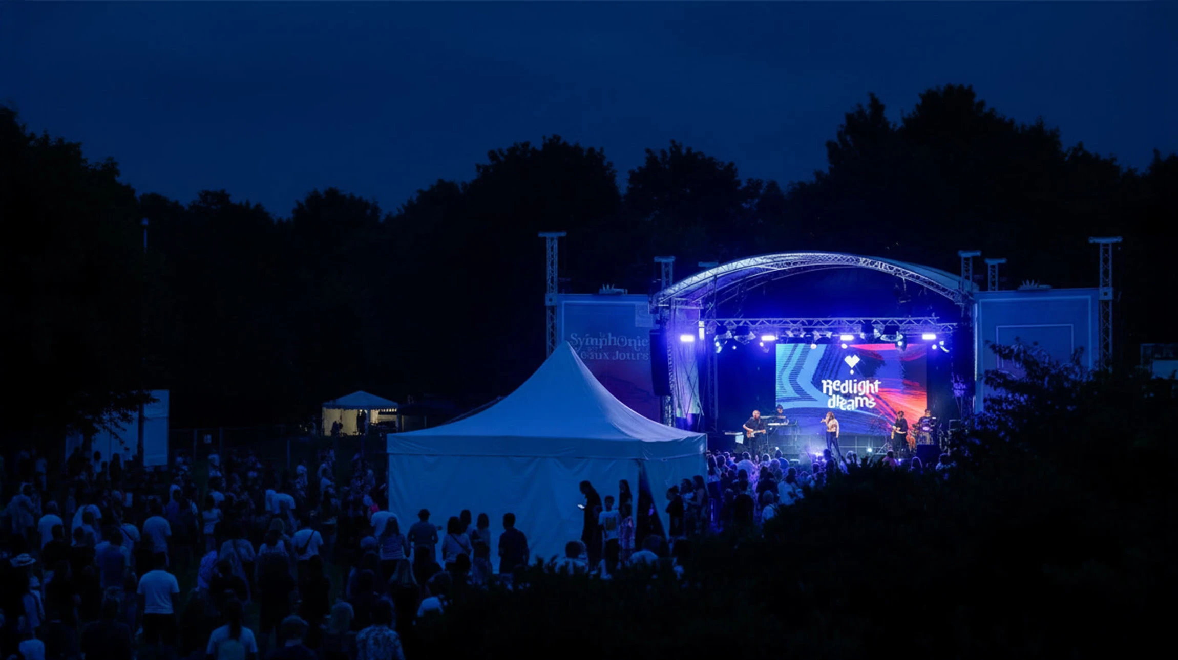 Dj mixant égalizer à l'extérieur dans le festival de musique de fête avec table de soirée