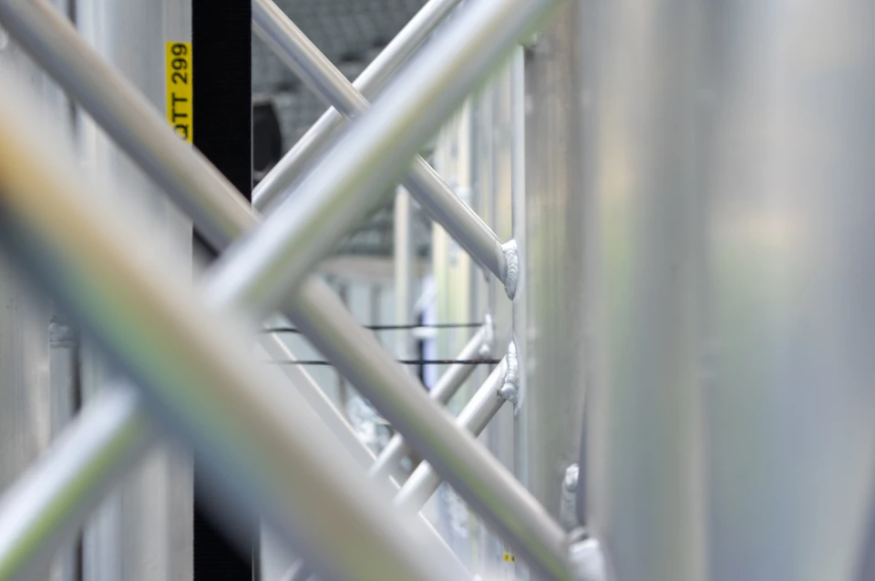 Spectacle nocturne en extérieur avec grande structure gonflable transparente illuminée en bleu et violet, contenant une statue équestre sur socle lumineux